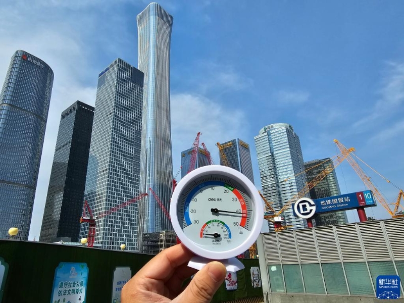 6月23日，溫度計(jì)顯示北京室外氣溫超過(guò)40攝氏度。當(dāng)日7時(shí)，北京市氣象臺(tái)發(fā)布高溫紅色預(yù)警。（圖源：新華社）