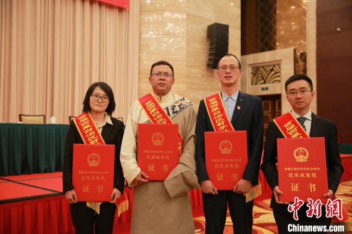 圖為獲獎代表合影留念?！∝暩聛硭?攝