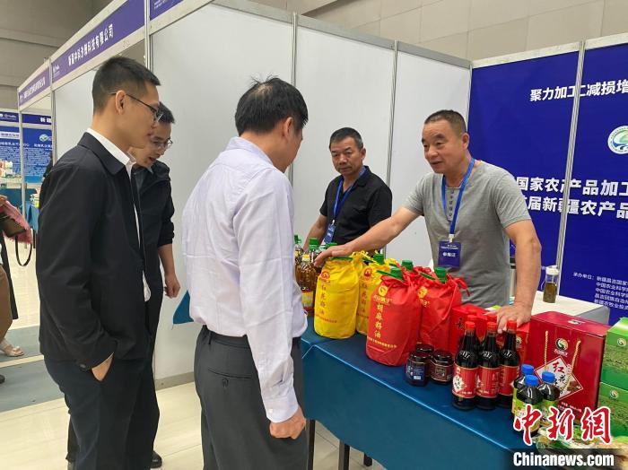 與會(huì)嘉賓與參展企業(yè)代表交流?！≈荑?攝