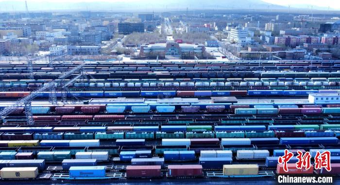 阿拉山口站編組場(chǎng)內(nèi)?？恐l(fā)的中歐班列及其他出入境貨物列車?！￡惽?攝