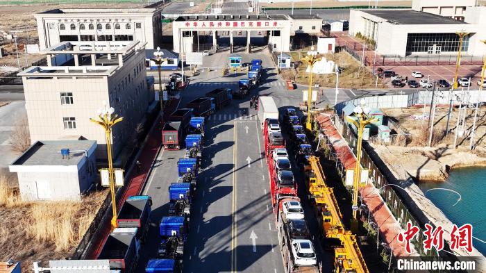 巴克圖口岸排隊(duì)等候通關(guān)的成品車?！『鸂栙I提·木爾扎汗 攝