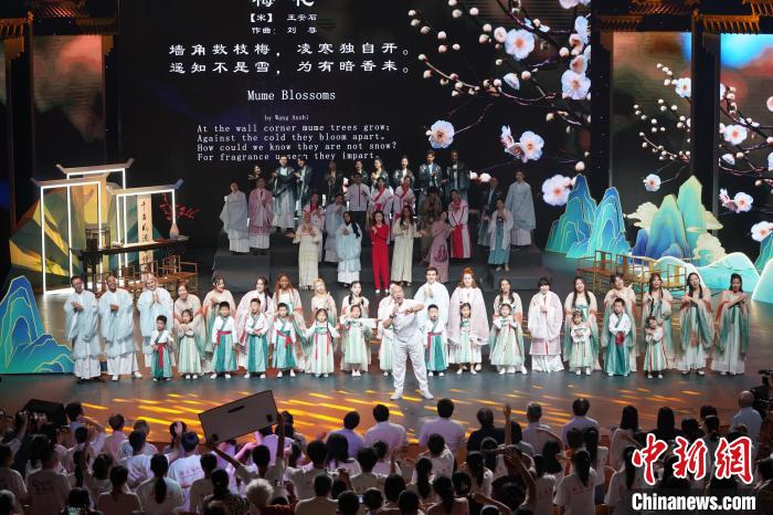 人教版義務(wù)教育語(yǔ)文課標(biāo)古詩(shī)詞歌曲作曲人、北京語(yǔ)言大學(xué)客座教授劉尊帶領(lǐng)大家全場(chǎng)合唱《梅花》 中國(guó)教育電視臺(tái)《新歌來(lái)啦》欄目組供圖