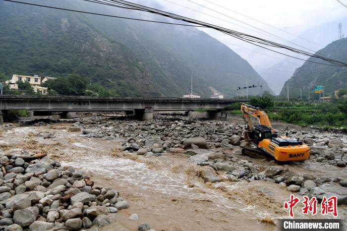 27日，四川汶川突發(fā)山洪泥石流災(zāi)害。圖為汶川縣綿虒鎮(zhèn)板子溝泥石流災(zāi)害現(xiàn)場(chǎng)。　伍排勇 攝