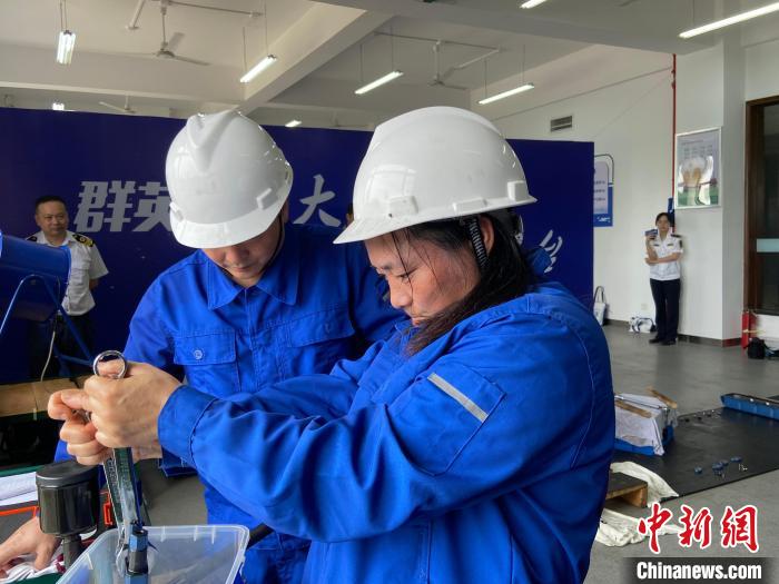 沈文珍操作現(xiàn)場(chǎng)?！×植?攝