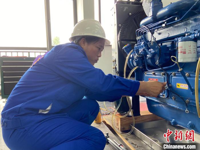 沈文珍操作現(xiàn)場(chǎng)?！×植?攝