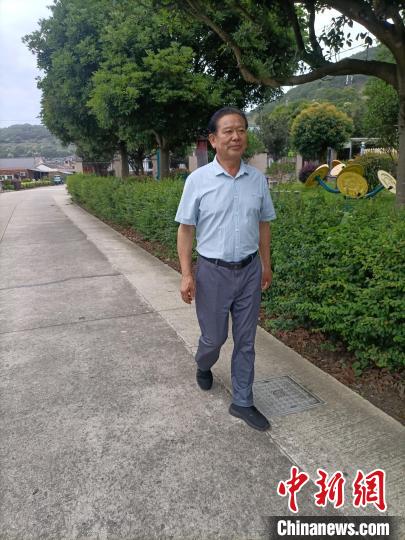 在海島散步的陳勝利。　受訪者供圖