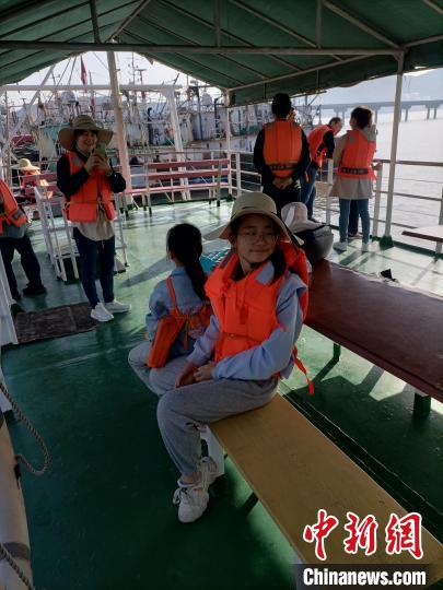 游客乘坐休閑漁船領(lǐng)略海島風(fēng)光?！∈茉L者供圖