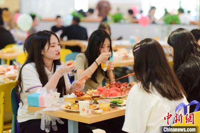 畢業(yè)生享用畢業(yè)自助餐?！刂萆虒W(xué)院 供圖