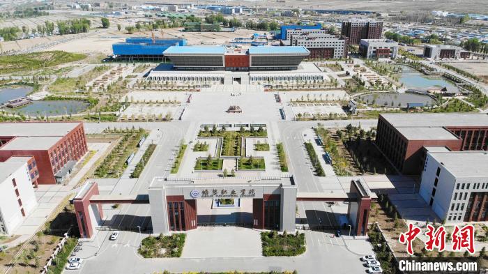 2021年5月上旬，航拍位于甘肅張掖市山丹縣的培黎職業(yè)學(xué)院。(資料圖) 高展 攝