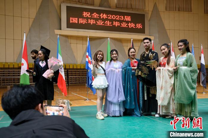 國際學(xué)生穿漢服留影，告別校園?！№f亮 攝