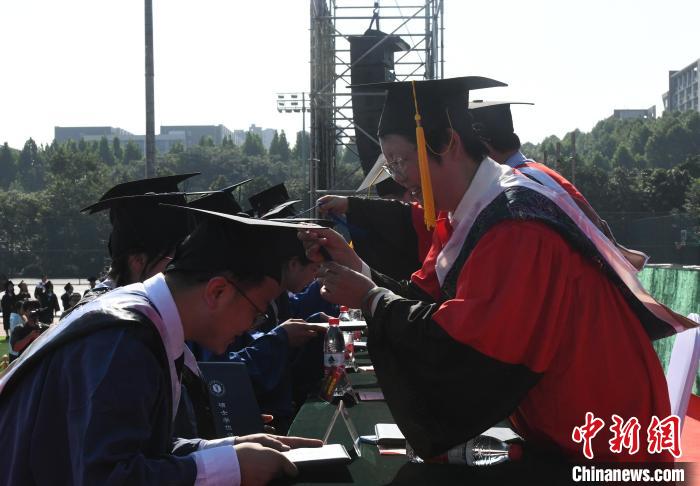 圖為重慶醫(yī)科大學(xué)舉行2023屆學(xué)生畢業(yè)典禮暨學(xué)位授位儀式。　周毅 攝