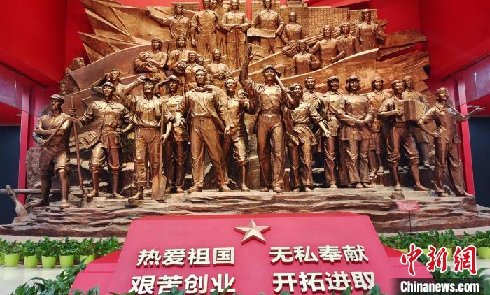 新疆兵團(tuán)軍墾博物館是以新中國屯墾戍邊革命歷史為主要研究及陳列內(nèi)容的博物館?！∈酚窠?攝