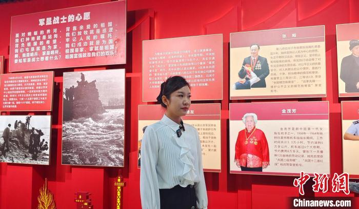 講解員顧晨葉說，現(xiàn)在來館參觀學(xué)習(xí)的人很多?！∈酚窠?攝