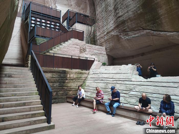 位于縉云縣的采石遺跡吸引游客?！「碉w揚(yáng) 攝
