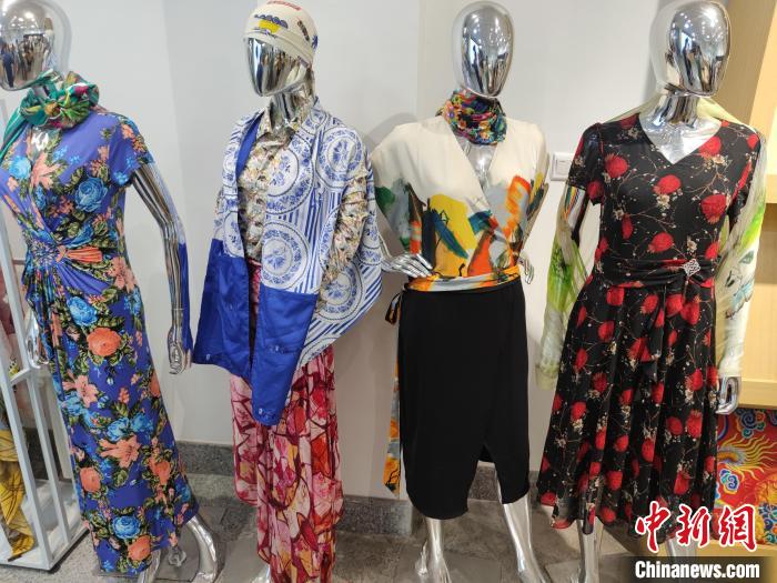 普崎數(shù)碼展示的數(shù)碼打印服飾。　傅飛揚(yáng) 攝