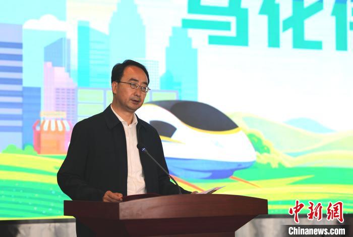 圖為海東市委常委、宣傳部部長(zhǎng)馬化偉在啟動(dòng)儀式上致辭。　薛蒂 攝