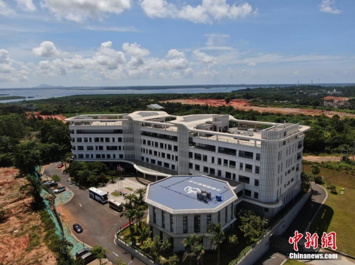 6月26日，航拍海南文昌國際航天城產(chǎn)業(yè)服務(wù)中心。海南文昌國際航天城成立于2020年。成立以來，文昌國際航天城聚焦航天主業(yè)，創(chuàng)新龍頭企業(yè)招商、新型研發(fā)機構(gòu)招商、應(yīng)用場景招商、產(chǎn)業(yè)鏈招商、政策招商、基金招商模式，加快推進航天城發(fā)射區(qū)、高新區(qū)、旅游區(qū)“三區(qū)”聯(lián)動發(fā)展，加快培育火箭鏈、衛(wèi)星鏈、數(shù)據(jù)鏈“三鏈”產(chǎn)業(yè)同構(gòu)，探索發(fā)展“航天+”產(chǎn)業(yè)，在投融資、土地保障、功能性項目和產(chǎn)業(yè)項目落地等方面取得重大進展。<a target='_blank' href='/'>中新社</a>記者 蔣啟明 攝