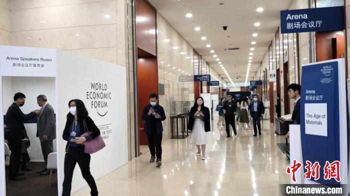 圖為與會者準備走入第十四屆夏季達沃斯論壇會場?！≈軄啅?攝