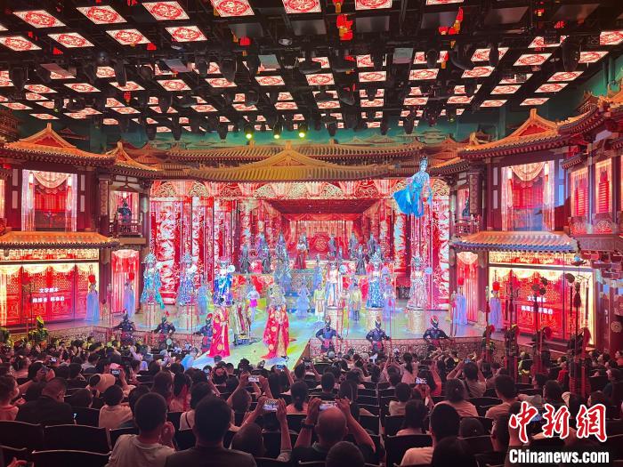 6月29日，西安大唐芙蓉園內(nèi)游客正在觀看表演?！±钜画[ 攝