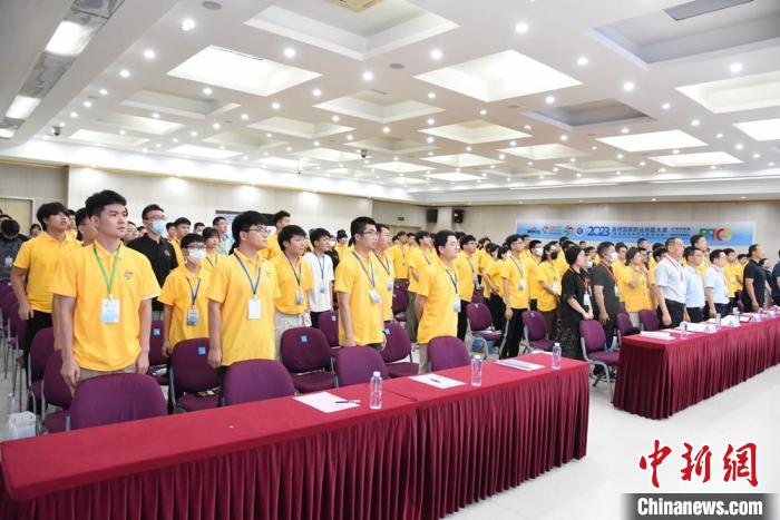 200余名參賽師生起立同唱國歌?！≈熘靖?攝