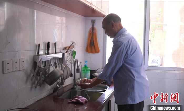 劉德才正在做家務?！W昌盛 攝