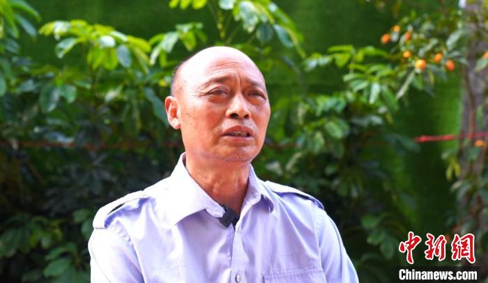 劉德才向記者講述往日的故事。　歐昌盛 攝