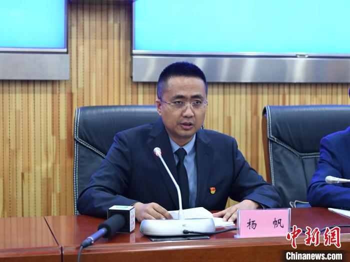 圖為青海省生態(tài)環(huán)境廳土壤和固廢管理處副處長(zhǎng)楊帆發(fā)言?！∏嗪Ｊ∩鷳B(tài)環(huán)境廳 供圖