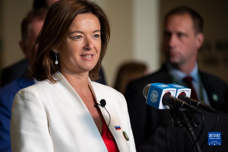 6月6日，在位于紐約的聯(lián)合國(guó)總部，斯洛文尼亞外長(zhǎng)塔尼婭·法永在斯洛文尼亞當(dāng)選聯(lián)合國(guó)安理會(huì)非常任理事國(guó)后在記者見(jiàn)面會(huì)上講話。（圖源：新華社）