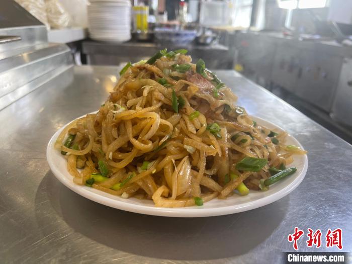 做好的長(zhǎng)子炒餅，吃時(shí)加香醋，配大蒜瓣，滿(mǎn)口生香?！铎o 攝