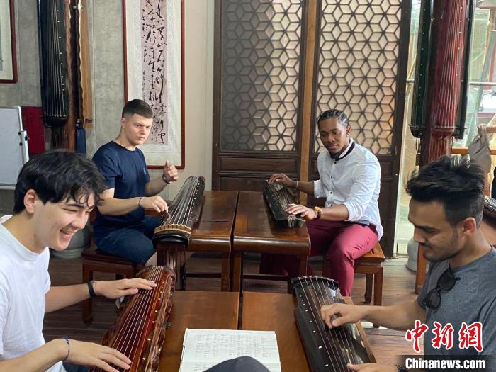 “Z世代”青年揚(yáng)州感受文化底蘊(yùn)?！〈藜衙?攝