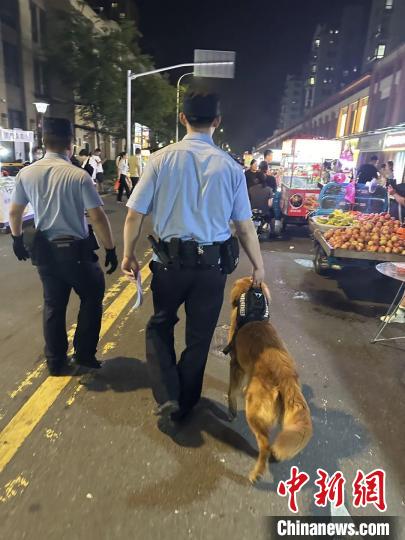 圖為民警帶毛毛走進大街小巷進行反詐宣傳?！【?供圖