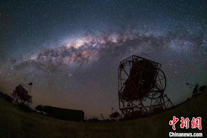 圖為璀璨的銀河拱橋?！〈鹘ǚ?攝