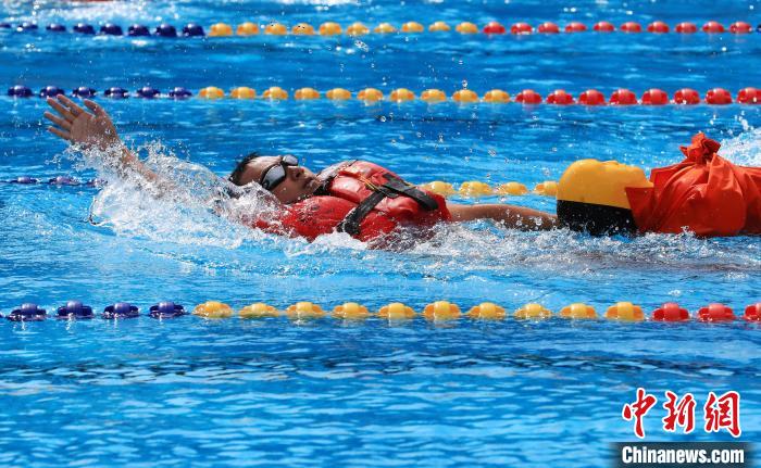 鐵人三項(xiàng)比賽現(xiàn)場(chǎng)?！∥簜?攝