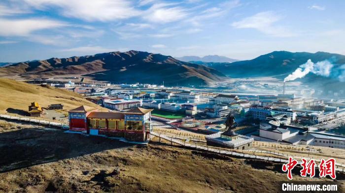 圖為俯瞰草原深處的青海省甘德縣。(資料圖) 上海援青干部聯(lián)絡(luò)組 供圖