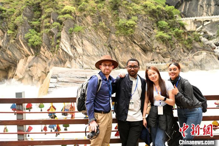 圖為各國“Z世代”青年探訪虎跳峽?！±罴螊?攝