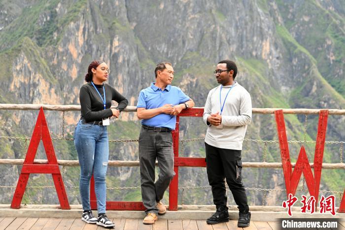 圖為“Z世代”青年與當?shù)乜蜅＠习褰涣??！±罴螊?攝