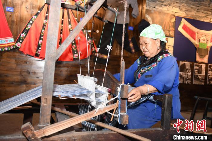 村民成“演員”，展示傳統(tǒng)手工藝。　楊華峰 攝