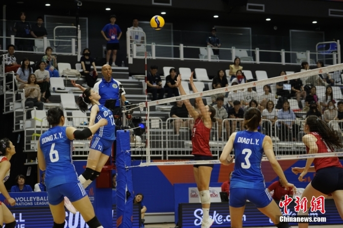 圖為中國隊球員李盈瑩在比賽中扣球。<a target='_blank' href='/'>中新社</a>記者 劉旭 攝