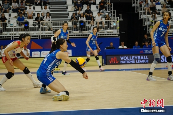 圖為中國隊球員鄭益昕在比賽中墊球。<a target='_blank' href='/'>中新社</a>記者 劉旭 攝