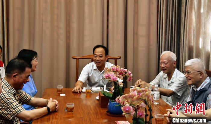 湄洲媽祖祖廟董事會(huì)董事長(zhǎng)林金贊與參加活動(dòng)人員在湄洲媽祖祖廟思懿亭舉行座談會(huì)?！≈芙▏?guó) 攝