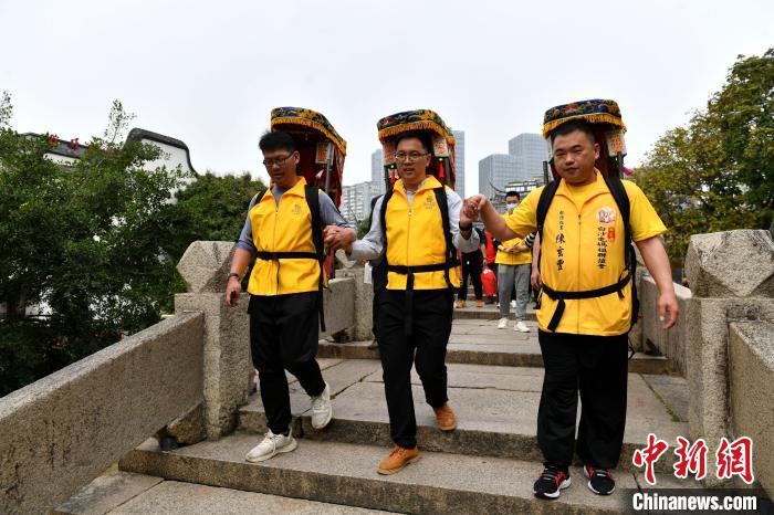 圖為資料圖，兩岸青年手牽手，從福州臺江區(qū)的三通橋頭出發(fā)。　呂明 攝