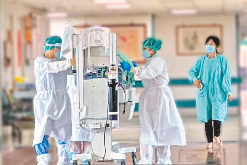 圖為孕婦緊急剖腹產(chǎn)后，由小兒科醫(yī)師接手新生兒至加護病房觀察。（圖源：臺灣《中國時報》）