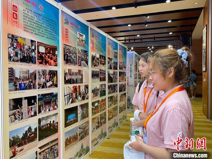 圖為夏令營(yíng)志愿者參觀展覽?！≈熨R 攝