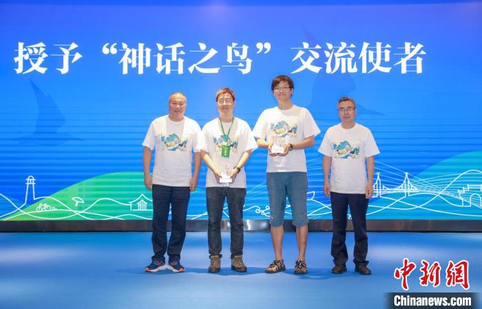 洪崇航和丁鵬被授予“神話之鳥”交流使者?！∴嵔芄﹫D