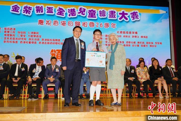 學(xué)生上臺(tái)領(lǐng)獎(jiǎng)?！≈鬓k方 攝