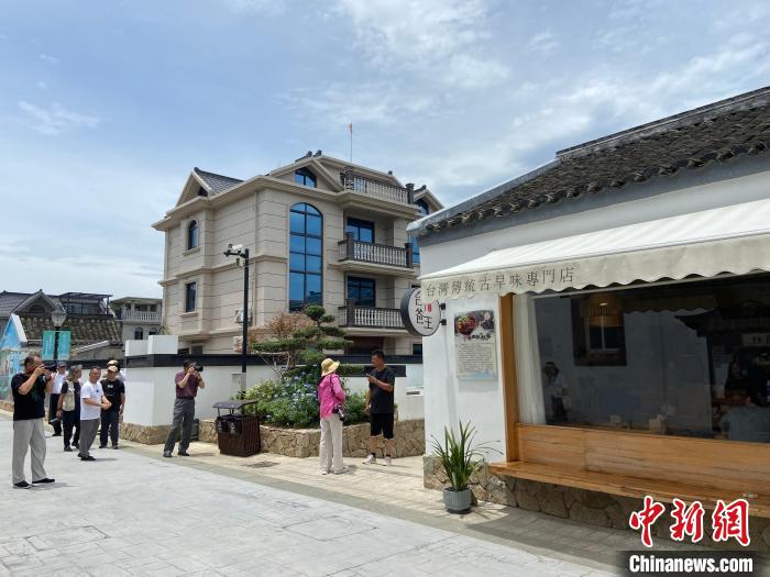 采風(fēng)團(tuán)走進(jìn)舟山鄉(xiāng)村。　林波 攝