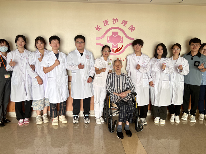 圖2-隊(duì)員們?cè)趶B門(mén)長(zhǎng)庚醫(yī)院護(hù)