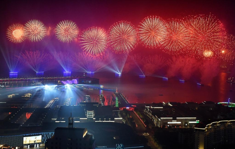 這是上合組織青島峰會期間舉行的《有朋自遠方來》燈光焰火藝術(shù)表演。