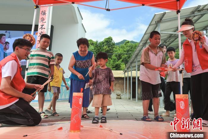 圖為投壺比賽活動現(xiàn)場?！￡愐圾Q 攝