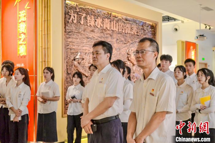 圖為師生們參觀廖俊波先進事跡傳習(xí)地?！￡愐圾Q 　攝